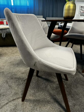 ALBERTA stoličky s drevenými nohami X - výpredaj výstavného kusu 